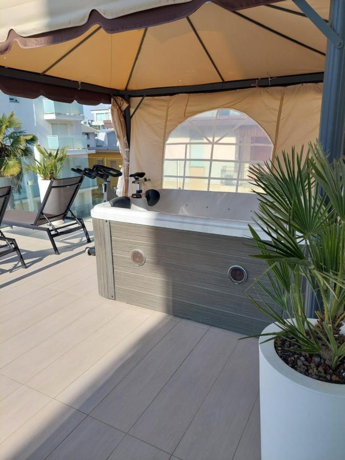 Hotel Rossini 4S Lignano Sabbiadoro Eksteriør billede